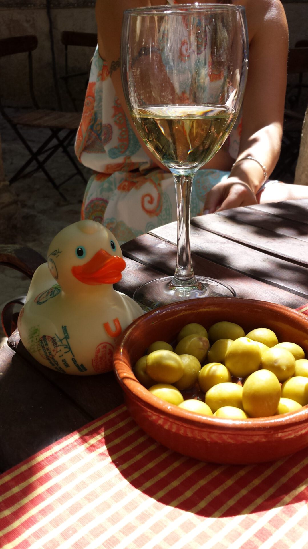 Tapas und Weinglas auf Mallorca