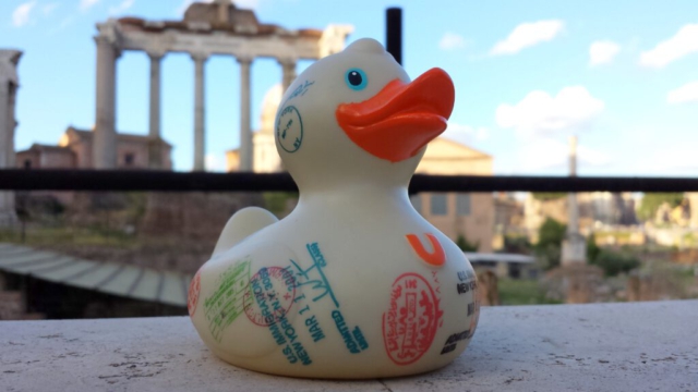 Travel Duck vor dem Forum Romanum in Rom