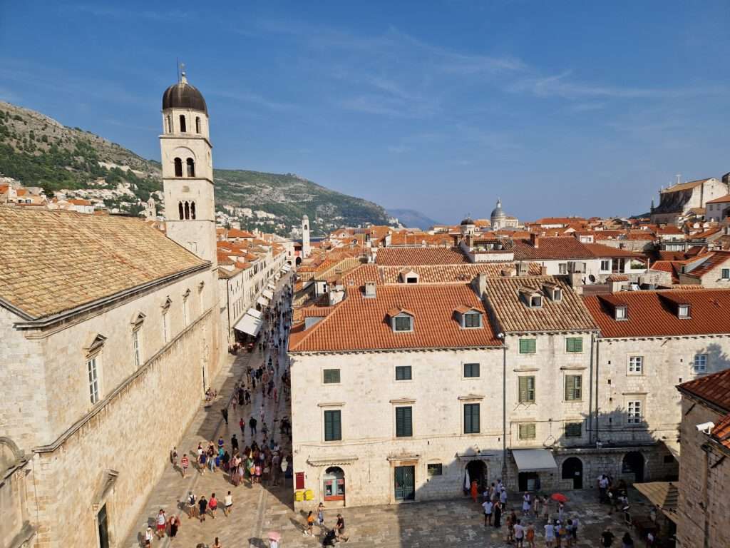 Dubrovnik - Blick von der Stadtmauer auf den Stradun