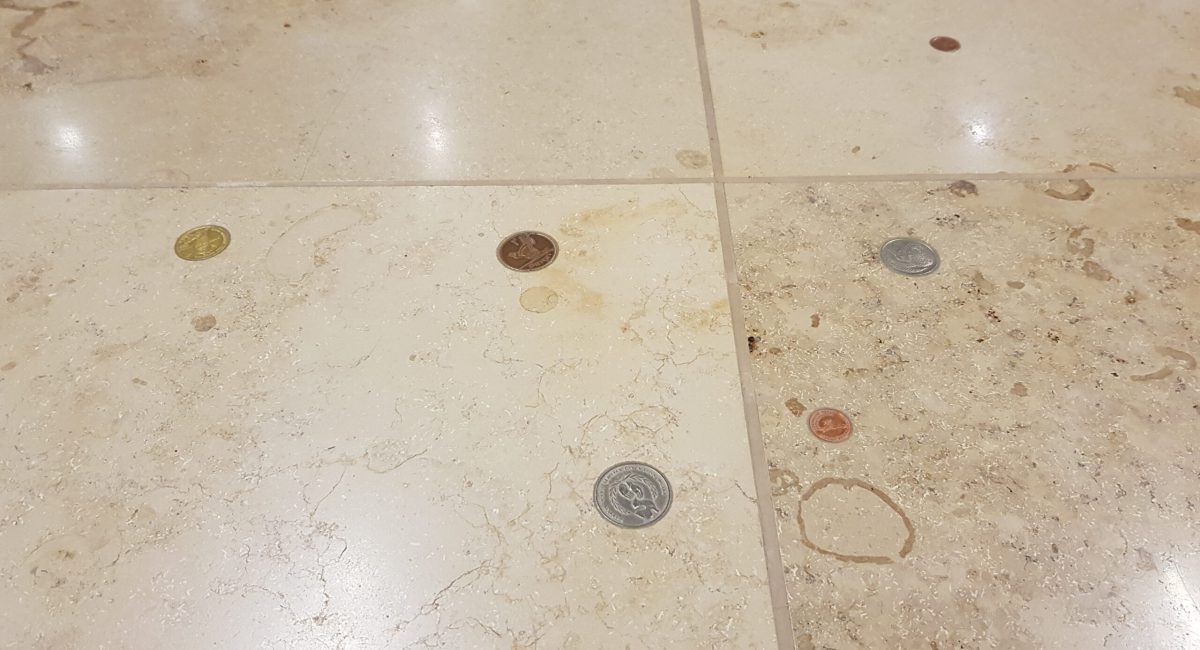 Nettes Detail: am gesamten Flughafen findet man immer wieder Stellen, bei denen Münzen im Boden eingearbeitet sind